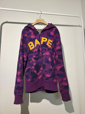 Bape full zip Camo hoodie (ÄKTA) - En skit snygg Bape hoodie! Använd men i bra skick, inga skador eller liknande! Om ni vill ha äkahetsbevis så finns det också!! Skriv gärna för mer info eller funderingar! Mvh