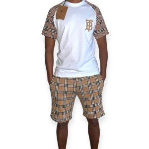 Burberry Shorts- Beige- Storlek XL - Helt ny, högkvalitativ replika. Modellen är 175 cm lång och bär storlek S på bilden. Pris: 949 kr. Leverans: Skickas inom 24 timmar. Notera: Begränsat antal- först till kvarn 