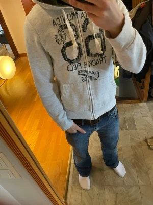 Archive Hoodie - Snygg gråvit hoodie med fett tryck | Storlek S men sitter som XS | skriv vid funderingar och skicka gärna bud!