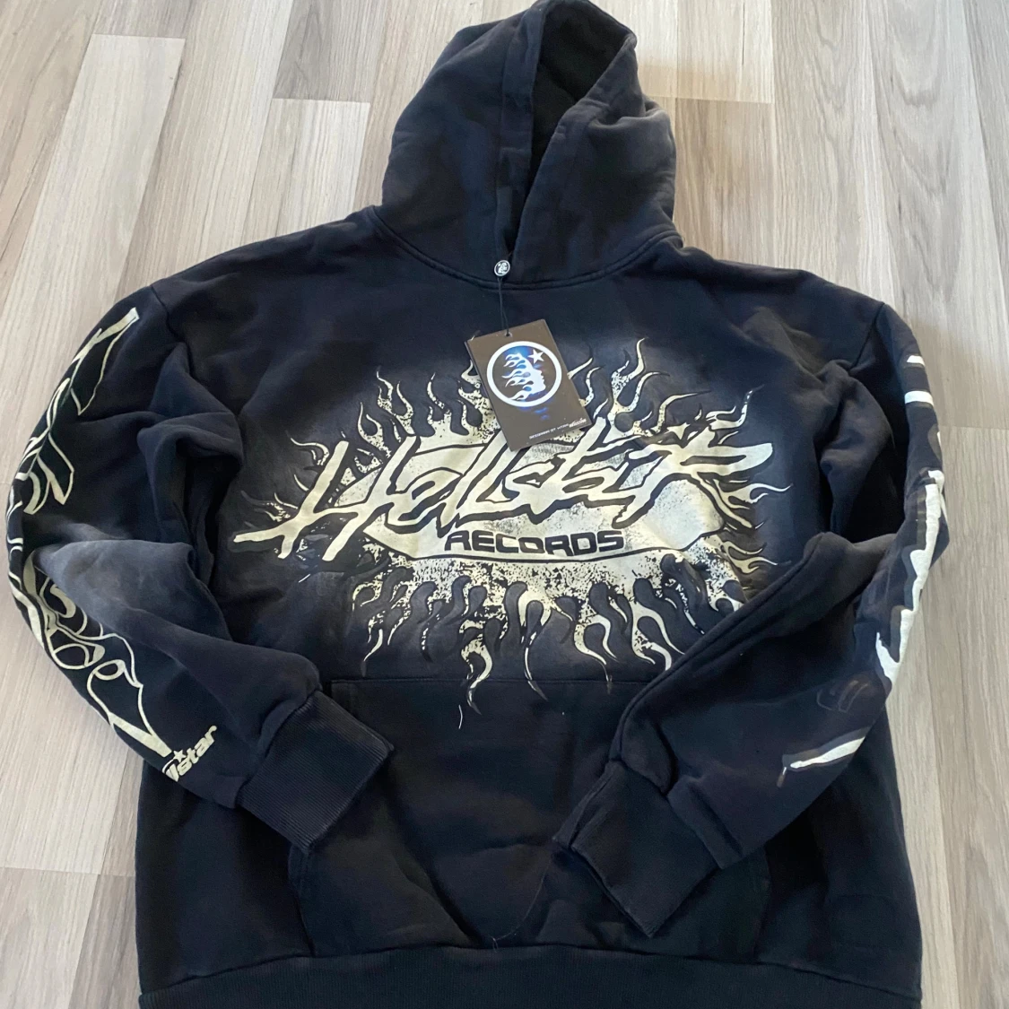 Svart hoodie från Helstar Records