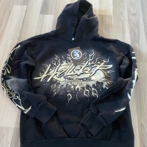 Svart hoodie från Helstar Records - Säljer denna Hellstar hoodien | Skick: 8/10 | Storlek: M | Pris kan diskuteras vid snabb affär🤝