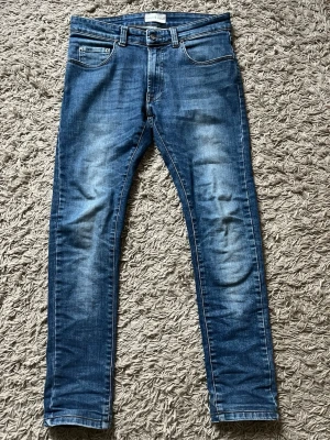 Samsøe jeans - Snygga blå slim fit jeans från samsøe samsøe med klassisk femficksmodell. Jeansen har normalhög midja. Perfekta för en avslappnad och trendig look. Nypris är ca 1500 (mitt 700)