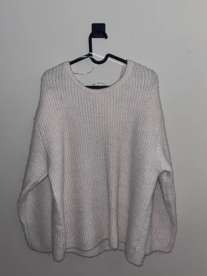 En stick tröja med öppen rygg - En vit stickad tröja med öppen rygg och rosett från Gina Tricot. Den är väldigt skön och passar perfekt både till vardag och lite finare tillställningar. 🥰