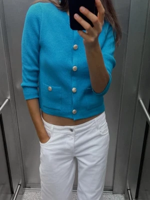 Zara stickad cardigan - Säljer min stickade cardigan ifrån Zara, storlek XL men passar S/M, perfekt skick och jättenajss inför våren! 