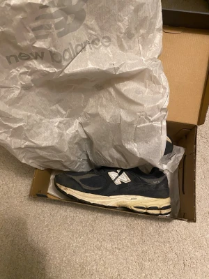 New Balance 2002r - Feta New Balance 2002r i marinblå mocha. Skicket är bra. Tveka inte på att fråga något!