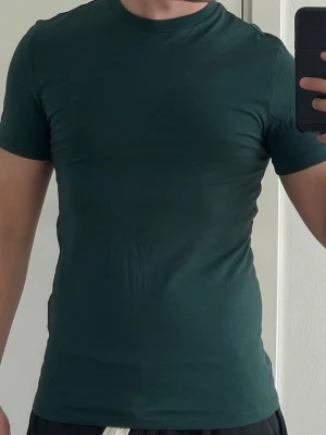 T-shirt - Mörkgrön T-shirt. Storlek XS.