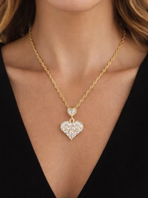 Guldhalsband med hjärthänge och pärlor - Snyggt guldhalsband med ett gnistrande hjärthänge dekorerat med små vita pärlor. Kedjan har en tvinnad design och hjärtat ger en romantisk touch. Perfekt accessoar för att lyfta din outfit.