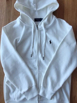 Fin raulph lauren - Clean raulph lauren som är oanvänd, har en fin broderad raulph lauren loga på brösten.