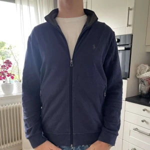 ralph lauren full zip - sjukt fet ralph lauren full zip nästintill oanvänd, storlek S, skick 9/10 nypris 1800kr mitt pris 650kr han på bilden är 175 väger 68kg 