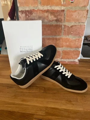 Maison Margiela  - Maison Margielas gats. Endast testade en gång inomhus. Storlek 43. Box inkluderat. Skickas snabbt!