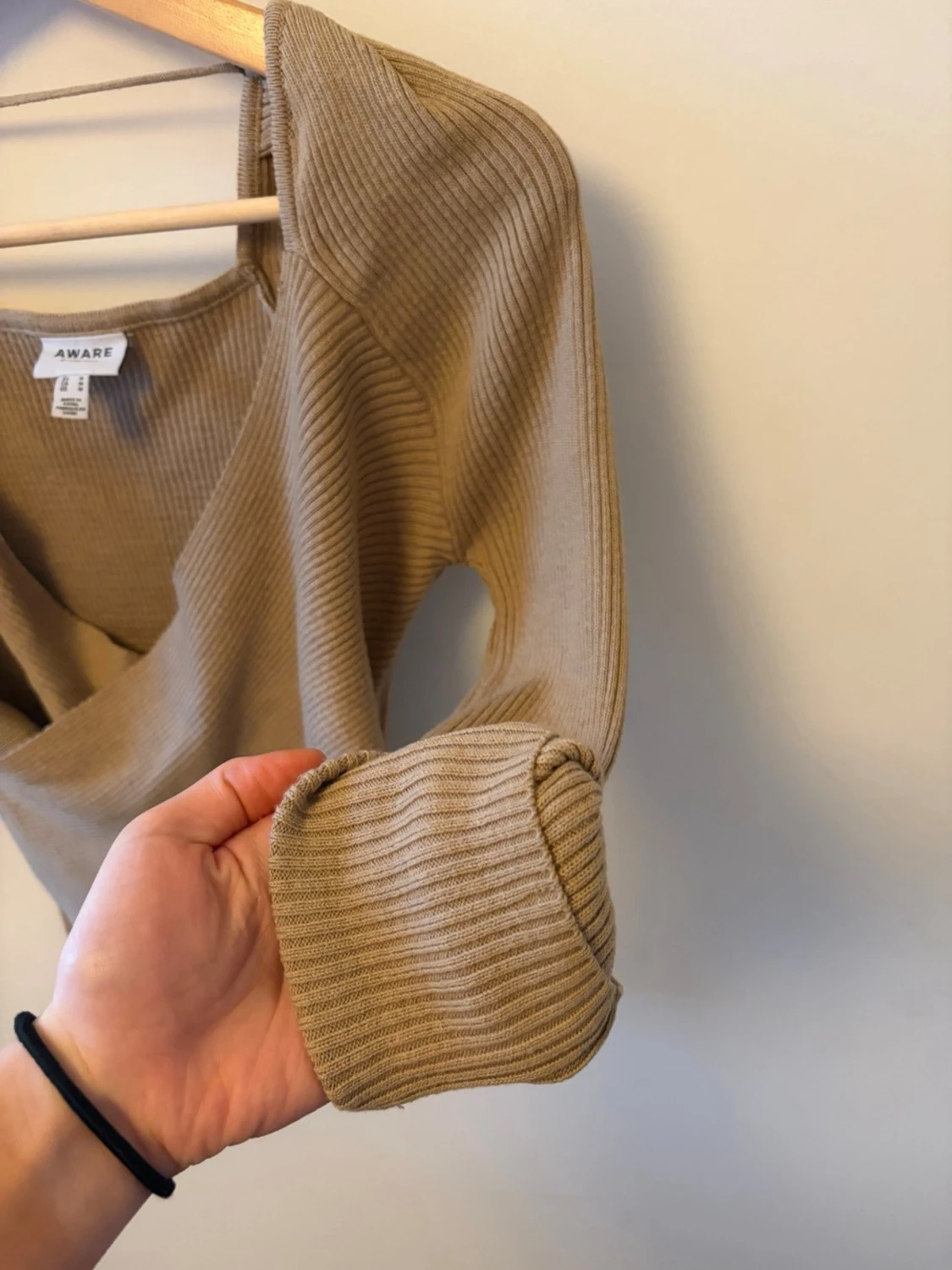 Beige omlottopp från AWARE/ Nelly  - 1