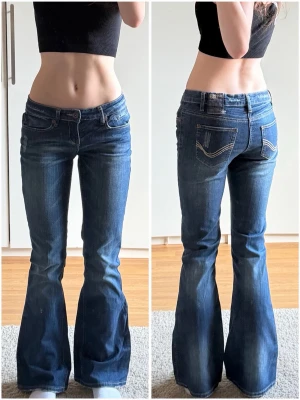 Vintage bootcut jeans med låg midja - Från märket Two Days Later Mått: Midja rakt över: 36.5 cm Innerbenslängd: 83 cm Bredd längst ner: 25 cm Höjd av midja: 20 cm