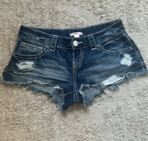 Shorts  - Xs men passar även s. Använda få gånger! Som nya fint skicka. Dom är endast skrynkliga som då går att strycka eller tvätta bort. 