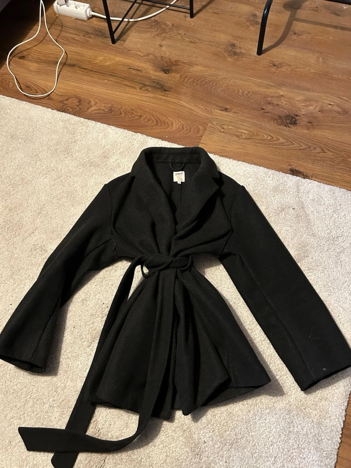 Mörkgrå kappa med knytskärp