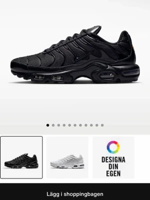 Nike Air Max Plus helsvart sneaker - Nike Air Max Plus i helsvart med mesh och syntetiska överdrag. Storlek 39, nypris 2200 mitt pris 450☺️ mycket bra skick då dom knappt är använda. Passar både till kille och tjej 