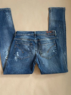 Dondup jeans med slitningar  - Modellen George! | storlek 33, lite mindre i midjan skulle jag säga | otroliga slitningar och super skick! | hör av dig vid funderingar! | fraktar inom kort    J6