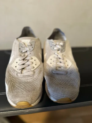  Nike sneakers i mesh - Säljer ett par  Nike sneakers med ovandel i ventilerande meshmaterial och vita detaljer. Skorna har klassisk snörning och låg profil. Perfekta för dig som gillar en clean och sportig look.