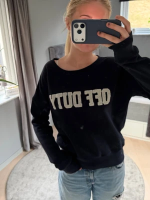 Mörkblå tröja med tryck  - Snygg långärmad tröja med coolt tryck! Använd bara en gång😊