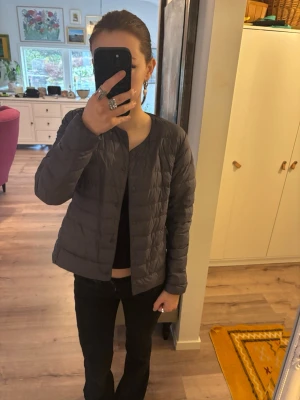 Blå/ lila dunjacka från Uniqlo - Säljer en blå/ lila tunn dunjacka från Uniqlo. Säljer för den inte kommer till användning längre. Nypris 750kr priset kan diskuteras.