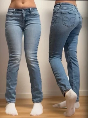 Vintage Levi’s denim slim regular Jeans  - Säljer en väldigt snygg vintage dam Jeans i low rise. Jag är 158 cm. Jag kan skicka den inom 24 timmar. Pris kan diskuteras! 😇 Midja: 32 cm Höjd: 19 cm Längd: 99 cm Innerben: 67 cm