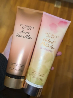Victoria's Secret lotion duo - Två doftande lotions från Victoria's Secret: Bare Vanilla i guldigt beige och Velvet Petals Radiant i ljusrosa och guld. Båda har använt 2-3 gånger. 
