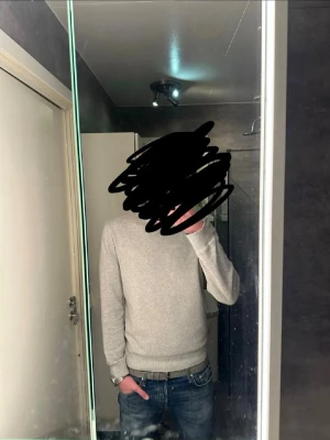 Mocka bälte grått - Ett riktigt snyggt mocka bälte. Bältet är grått vilket gör att de passar till mesta. Skicket är otroligt bra då de endast är använt någon enstaka gång. Skriv vid frågor och kolla gärna in min profil för fler bälten och kläder!