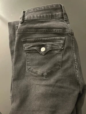 Svarta LW från Madlady - Säljer ett par svarta LW jeans från Madlady i storlek 34/ Tall jag är 172cm och de går hela vägen ner på mig. De har inga defekter kommer bara inte till användning🩷