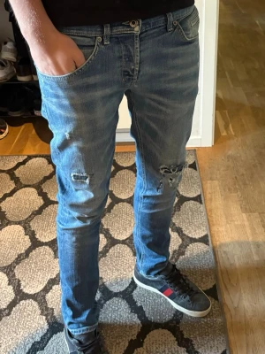 Dondup George Jeans - Hej! Säljer ett par tvär feta dondup jeans med slitningar ⭐️|| Model : George || Skick : Bra || Storlek : W32 || Personen på bilden är 180cm lång  och väger 76kg || Har du några frågor är det bara att höra av sig 😆⭐️