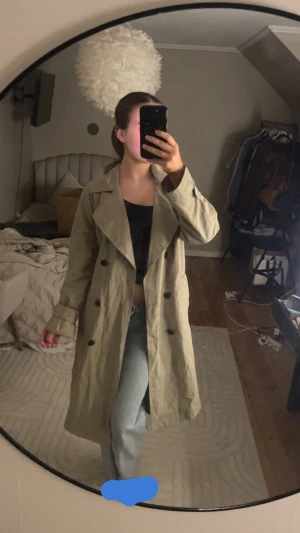  trenchcoat - Säljer en klassisk beige trenchcoat, nypris 700kr💓💓
