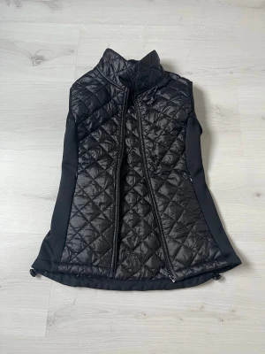 Väst  - Högkvalitativ väst från märket ”Jir”. Endast använd ett fåtal gånger. Lappen med storlek är bortklippt, skulle säga omkring 134/140 🩷