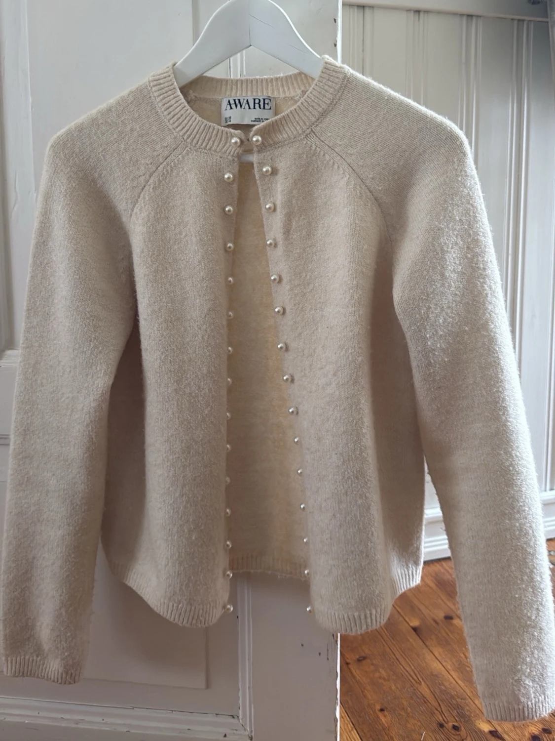 Beige kofta med pärlknappar från AWARE