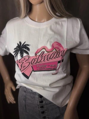 Vit  t-shirt med flamingo - . Perfekt för dig som gillar statement-plagg och streetstyle.