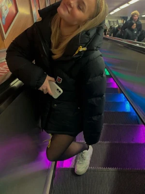 Svart dunjacka från Fjällräven - Superfint skick endast Andvänd 1 vinter ! Nypris 7000 mitt pris 4000 (kan diskuteras ) xs dam storlek  . Expedition down little 