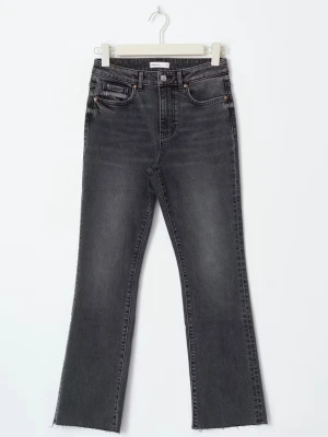 Kick flate jeans från Gina tricot - Säljer ett par svarta bootcut jeans med mellan hög midja och rå, avklippt kant nertill. Jeansen har klassisk femficksmodell och subtil tvätt för en cool look. Perfekta till sneakers eller boots och gjorda i stretchig denim för skön passform.