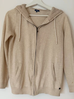 Beige hoodie päls och stjärnor  - Mysig beige hoodie från Cecil köpt på amerikanskt second hand utomlands. Huvan har ett fluffigt teddyfoder och stjärnor på armbågarna ⭐️stoor favorit men använder inte tillräckligt mycket, sitter mer tajt