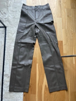 Bruna skinnbyxor - Bruna byxor, skinnliknande med raka ben.