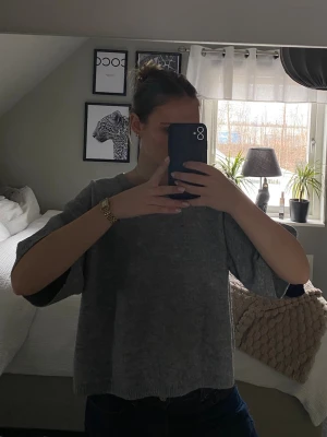 Grå stickad t-shirt  - En enkel och stilren grå stickad tröja från lager 157, med vida ärmar och rund halsringning.