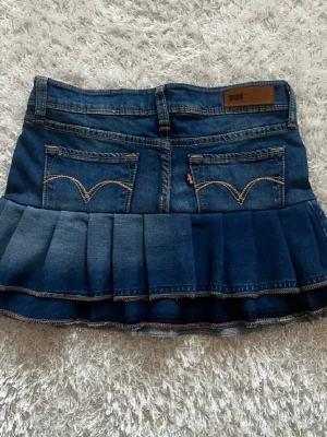 Lågmidjad jeanskjol med volanger💓 - Säljer en super fin jeanskjol med volanger som passar perfekt nu till våren och sommarn!!🥰 Midjemått tvärs över- 36 cm💕 Längd-32 cm💓 