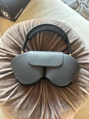 Apple AirPods Max hörlurar svart - Snygga Apple AirPods Max i svart med elegant aluminiumdesign och mjuka öronkuddar. Over-ear-modell med justerbart huvudband i mesh för extra komfort. Perfekta för musik, gaming eller film med grym ljudkvalitet och stilren look.