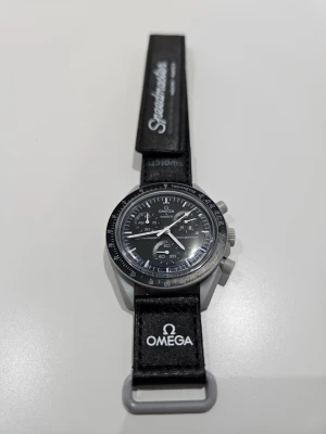 Omega klockan svart - En svart omega klocka. Aldrig använd och inga tecken på användning. Har du frågor eller funderingar tveka inte att skriva ❄️🌟