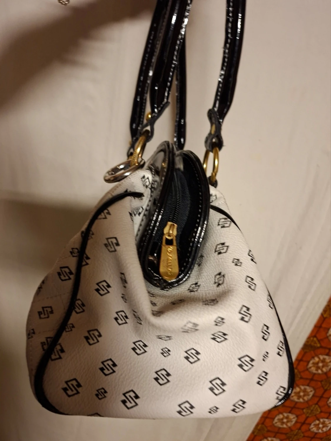 Vit handväska med svart mönster - 2