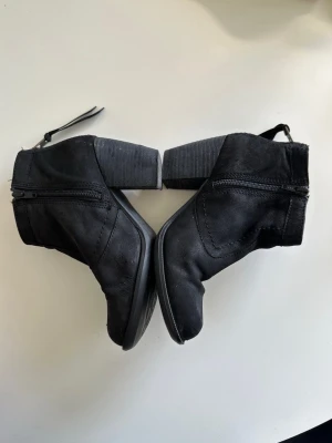 Svarta Vagabond boots, 100% äkta läder, storlek 37 - Snygga svarta ankelboots i läder från Vagabond, storlek 37. Klassisk modell med dragkedja baktill och en bekväma halvbreda klackar.   Hämtas i Stockholm eller skickas mot porto.