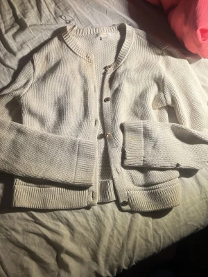 Beige stickad kofta  - Säljer en beige stickad kofta från Gina Tricot. 