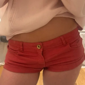 Lågmidjade shorts  - Skit snygga Lågmidjade jeans shorts med färg. Perfekta till sommaren. Pris kan diskuteras 
