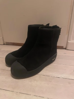 Bally curlingkängor - Klassiska svarta curlingkängor från Bally i storlek 41. Använda utomhus 6 gånger, så skorna är i stort sett i nyskick. Kommer med originalpåse. Säljes pga fel storlek.