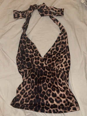 Leopard tipp - Väldigt fin leopard topp ifrån shein som man knyter i nacken som tyvärr inte kommit till användning!💗