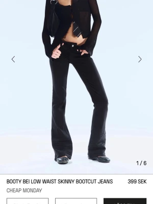 Bootcut low waist jeans Cheap Monday - Snygga svarta bootcut jeans från Cheap Monday med låg midja. Jeansen har klassisk femficksdesign och en liten lila/rosa logopatch bak i midjan.  storlek: midja 27 och längd 32, pris kan diskuteras 