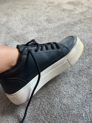 Svarta skor  - Svarta skor / sneakers från Nelly i bra skick 🤍 perfekt nu till sommar/vår! 