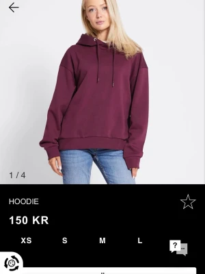 Mörklila hoodie med luva  - En snygg mörklila hoodie med klassisk huva och dragsnören. Tröjan har en avslappnad passform, ribbade muddar och är tillverkad i mjukt material. Den är använd fåtal gånger men är som ny i skick