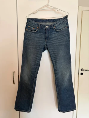 Weekday arrow low straigh jeans - Blåa, raka jeans med låg midja från weekday. I fint skick då dom är använda fåtalet gånger. 🌷 Nypris 590.